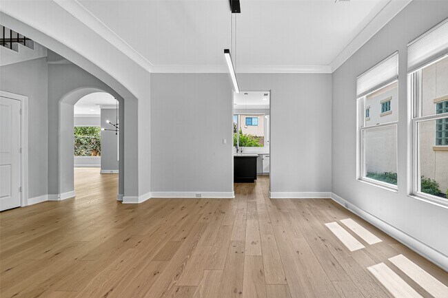 Building Photo - 2731 Stuart Manor
