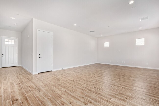 Building Photo - 4 Bedroom - Ready for you to Call It Home!!