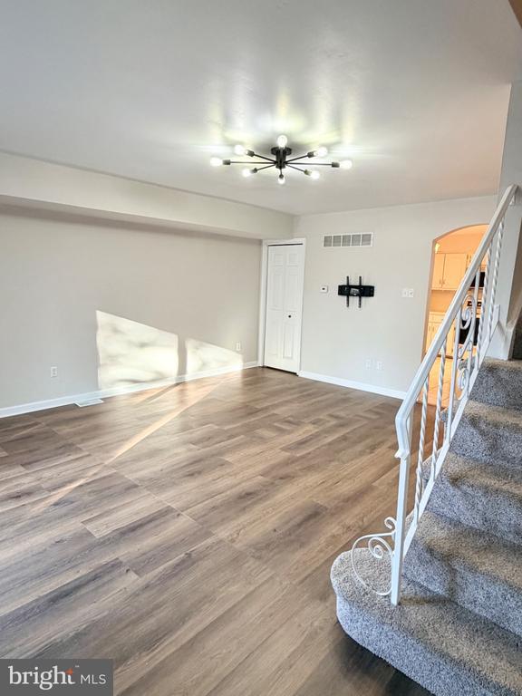 Building Photo - 736 Village Ln.