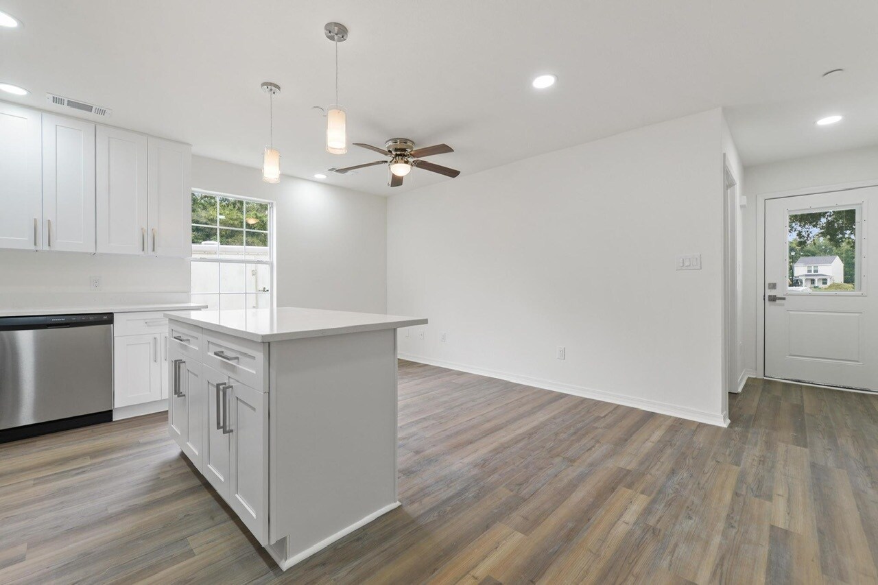 Building Photo - 957 Middle Ln