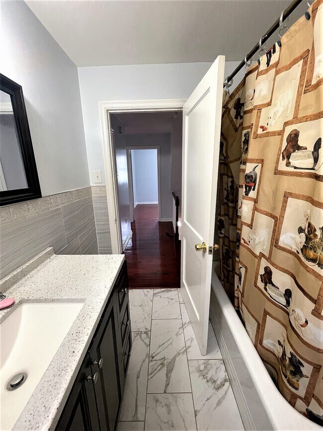 Building Photo - 627 S Ann St