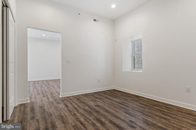 Building Photo - 980 N Marshall St