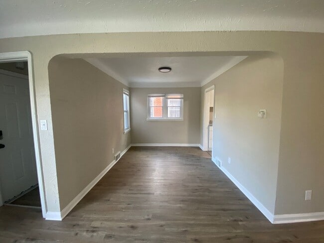 Building Photo - This beautifully updated 3-bedroom, 1-bath single-family home is ready for move-in!