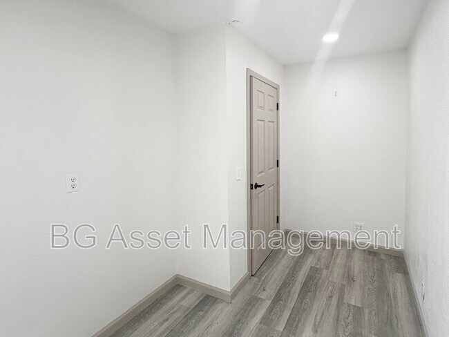 Building Photo - 6524 Miles Ln