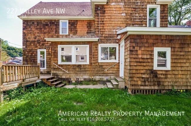 Building Photo - 227 Valley Ave NW
