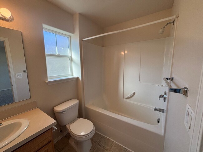 Building Photo - 3 Bedroom 2.5 Bath Duplex