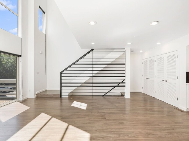 Building Photo - Fully renovated 2 level/2 bed/2 bath pearl...