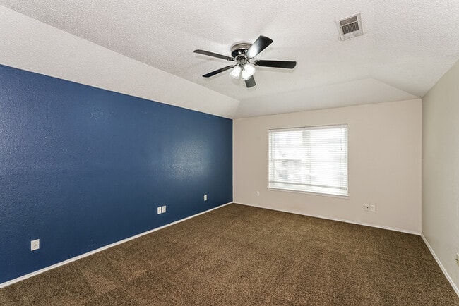 Building Photo - 806 Love Wood Ln