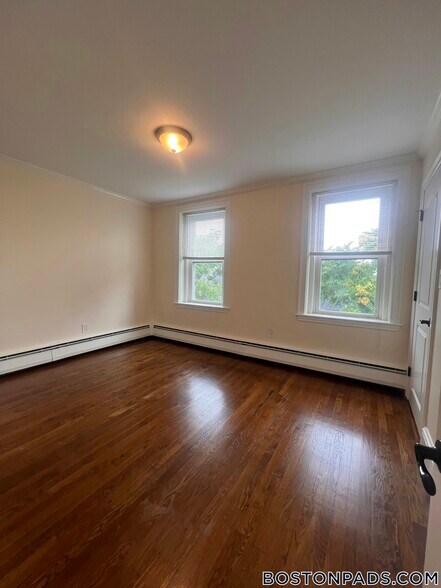 Building Photo - 286 Revere St