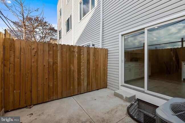 Building Photo - 2154 N Fairhill St