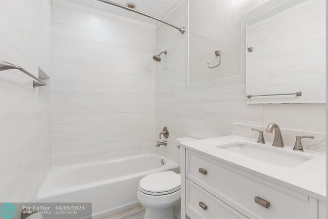 Building Photo - 510 SW 11th Ct