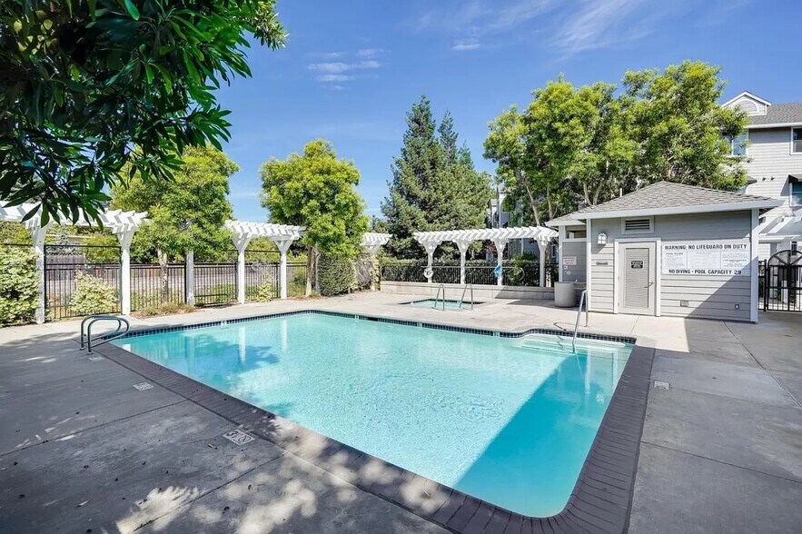 Building Photo - 1982 W Bayshore Rd