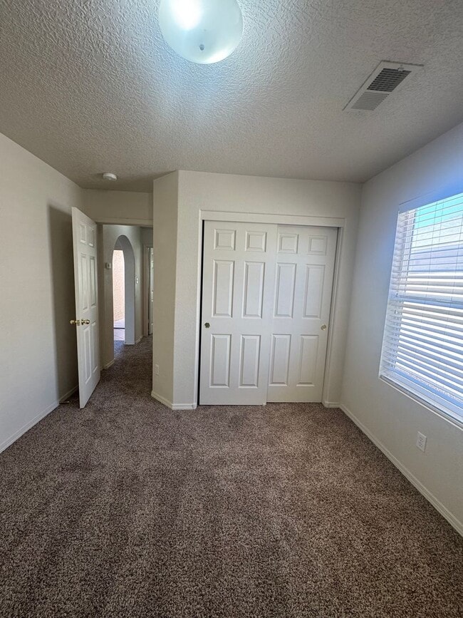 Building Photo - 3 bed 2 bath home in Huning Ranch