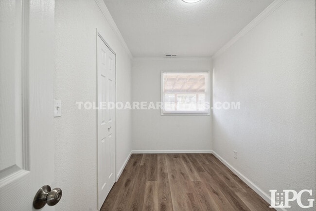 Building Photo - 433 Mayfair Blvd