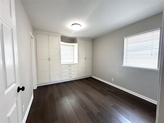 Building Photo - 8302 Briarwood Ln