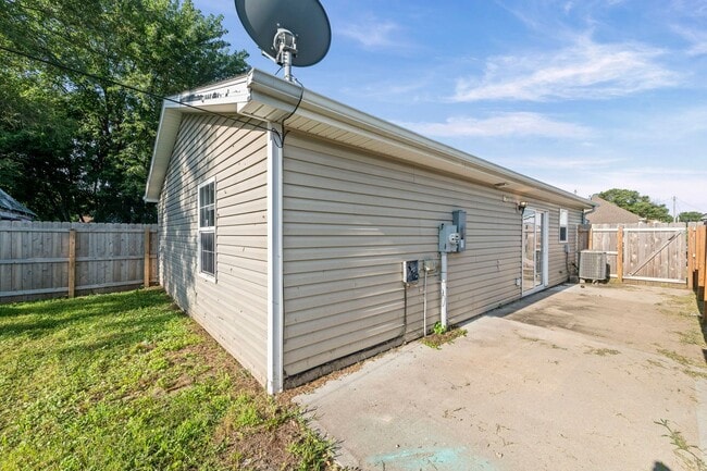 Building Photo - Cute Two Bedroom Home
