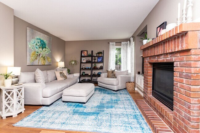 Building Photo - Charming Monument Retreat with  Private Ba...