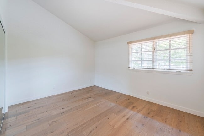 Building Photo - 16 Sausalito Cir W