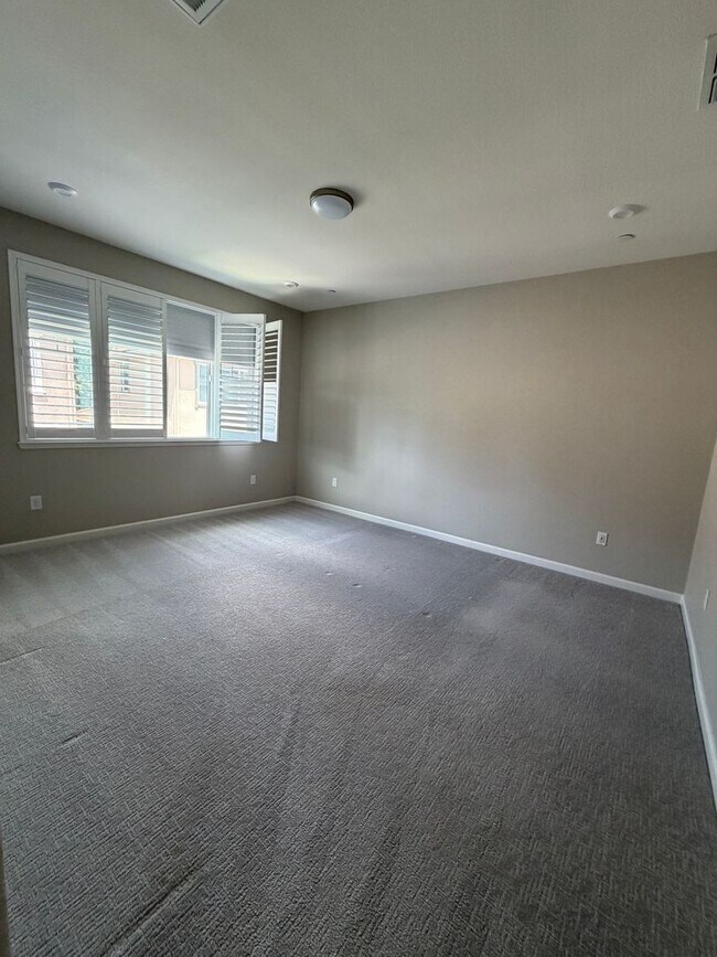 Building Photo - Welcome to 700 Apricot! Located in the heart of Vacaville.