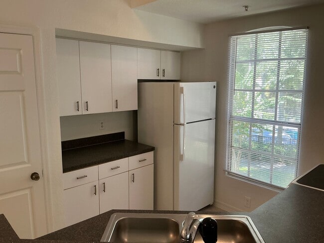 Building Photo - Spacious 2-Bedroom Loft Condo in Gated Azu...