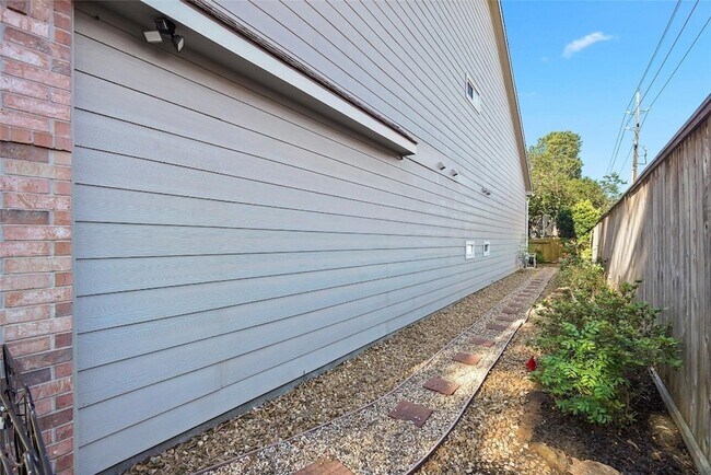 Building Photo - 2351 Summit Way Ct