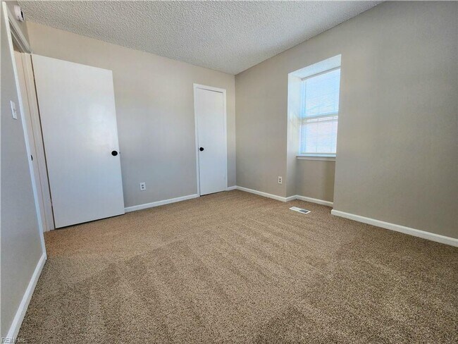 Building Photo - Beautifully renovated end-unit townhouse located in Central Virginia Beach