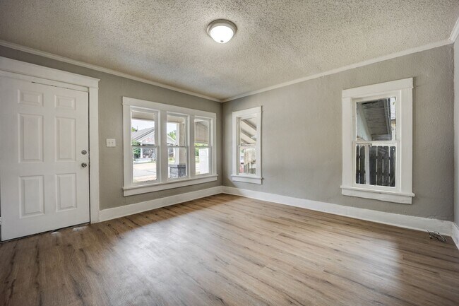 Building Photo - Freshly Updated 3 Bedroom House