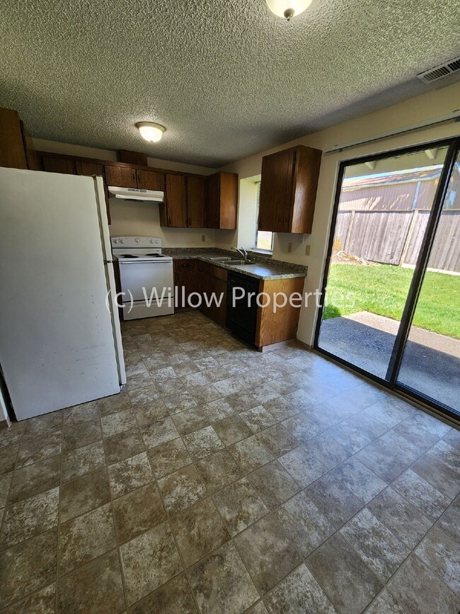 Building Photo - Spacious Two Bedroom Duplex