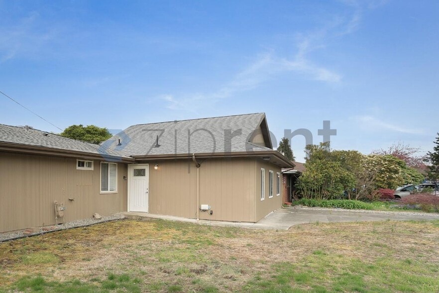 Building Photo - Unit B