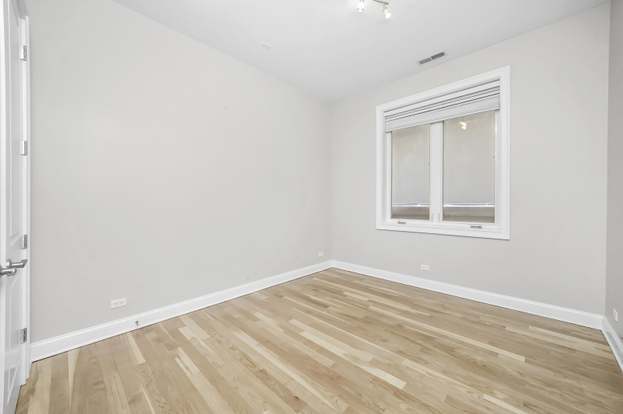 Building Photo - 5010 W Lawrence Ave