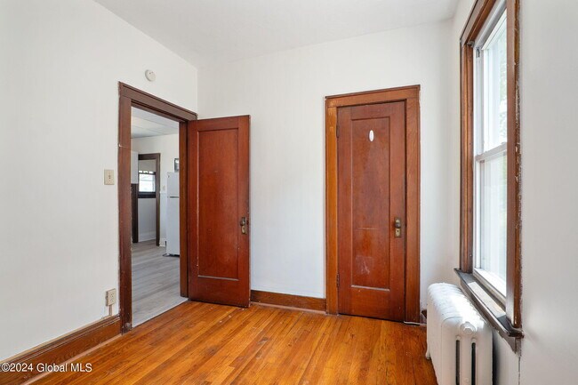 Building Photo - 52 Forest Ave