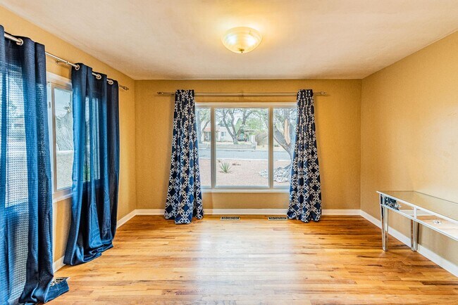 Building Photo - 444 Sierra Dr SE