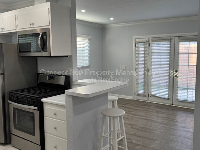 Building Photo - 2061 Lomina Ave