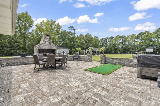 Building Photo - Peaceful and Luxury Living on 3+ Acres