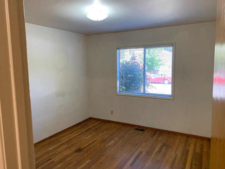 Building Photo - 420-422 NW 8th St