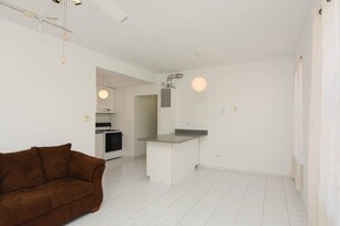 Building Photo - 533 N Claremont Ave