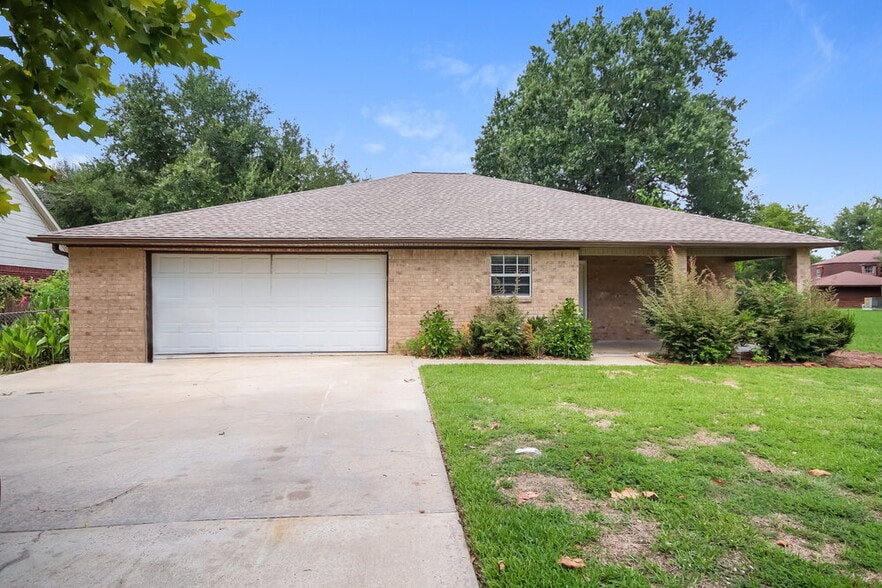 Primary Photo - 9695 Twin Shores Dr