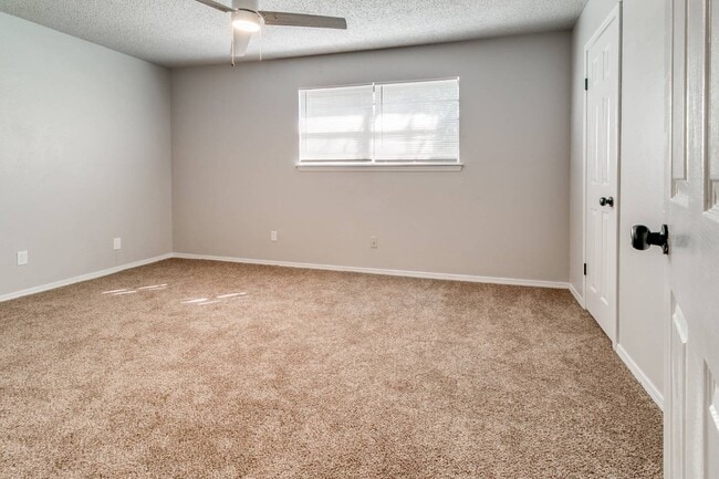 Building Photo - 1201 Lakecrest Dr