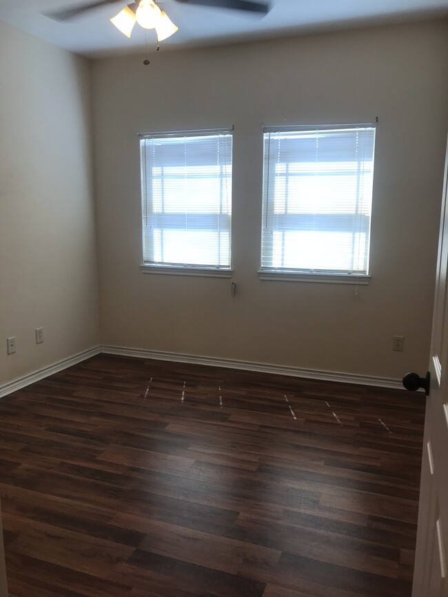 Building Photo - 3933 Riverside Pky