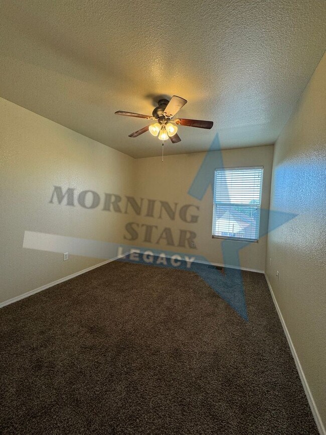 Building Photo - LARGE 4 bed home!