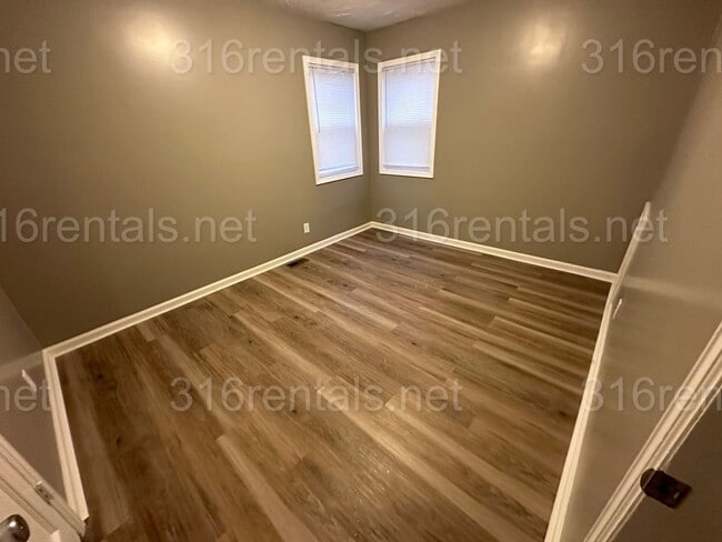 Building Photo - $1300 - 4 bed 1 bath home - Single Family Home