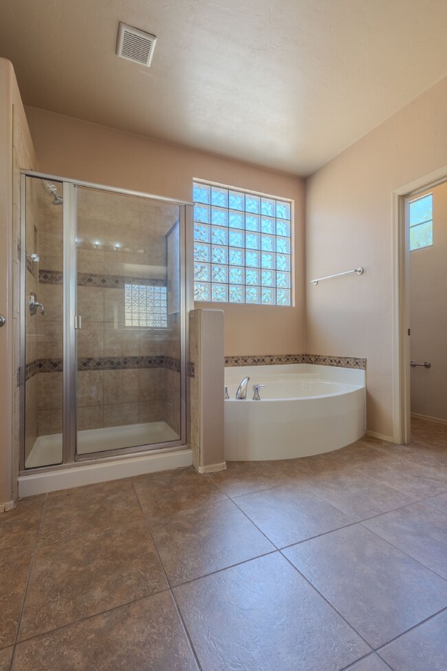 Building Photo - Beautiful home, close to Walmart, Sprouts ...