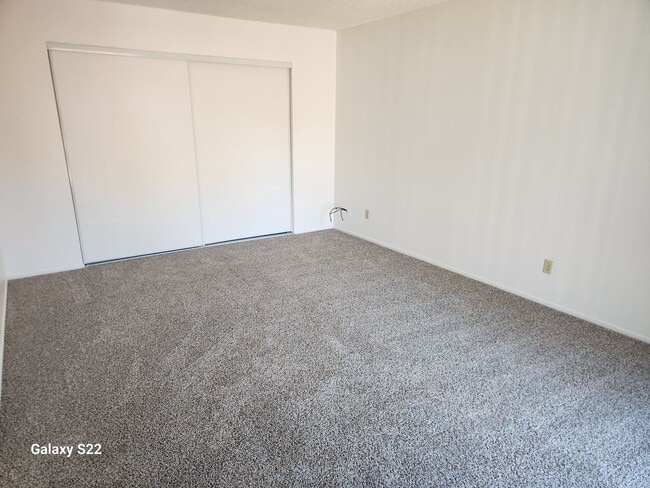 Building Photo - Bright and Cheery 4 bedroom, 2 bathroom ho...