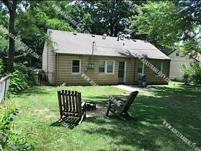 Building Photo - Beautiful Roeland Park Ranch-Available NOW!!