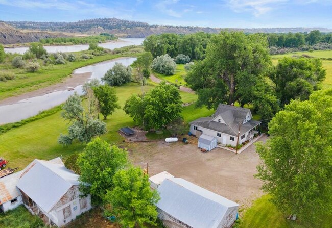 Primary Photo - 3 bed farm house with 2 acres
