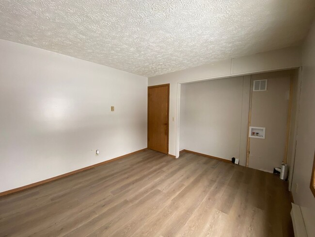 Building Photo - 208 S Spring St