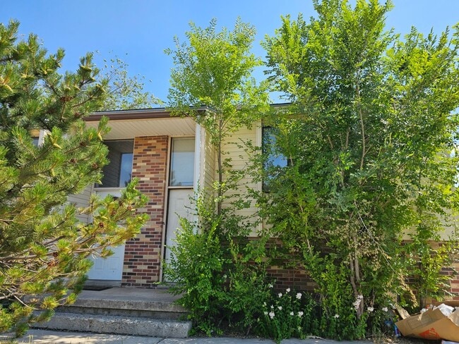 Building Photo - Spacious West Valley Duplex