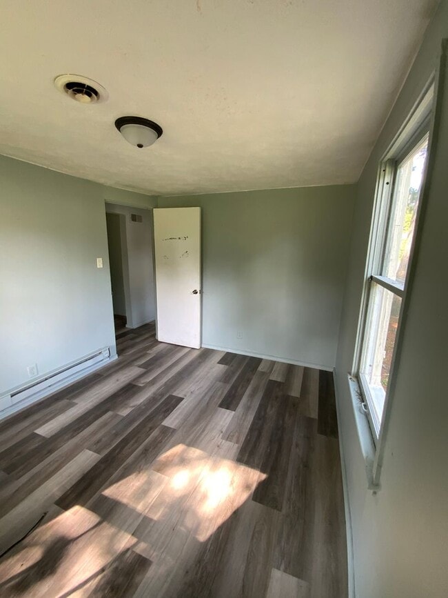 Building Photo - Charming 2-Bedroom, 1-Bathroom Home – $925/Month | Accepting Section 8 South Bend, IN