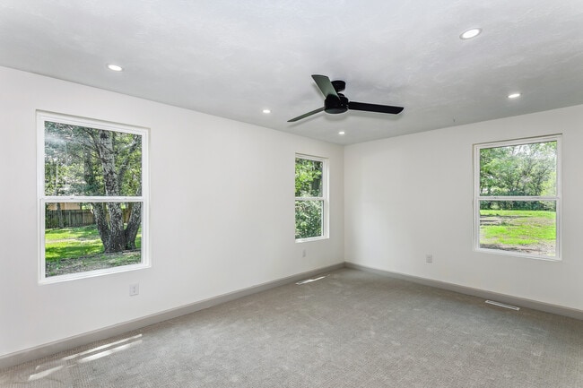 Building Photo - 2243 N Lynnwood Dr