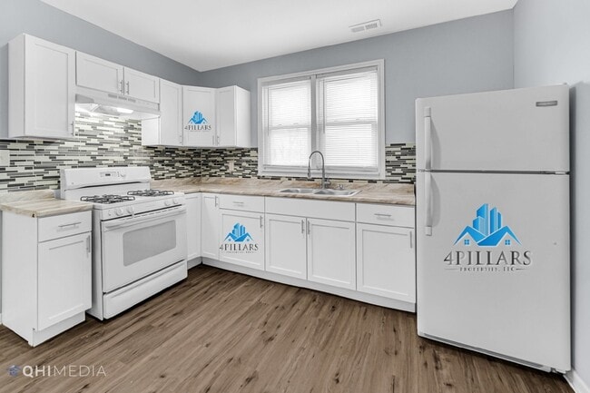 Building Photo - Spacious 4-Bedroom Home in Hammond, IN wit...